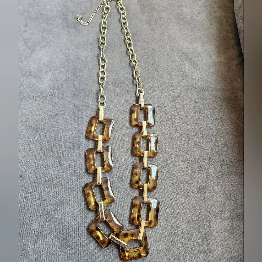 Elegant Tortoiseshell and Gold Necklace